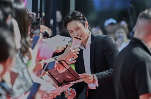 영화 '콘크리트 유토피아', 토론토 국제영화제 프리미어 상영 및 레드카펫 성료! 기사 이미지