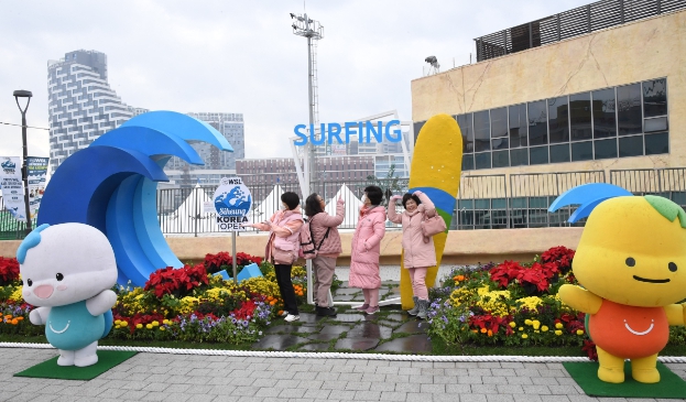 시흥시 서핑 축제로 후끈후끈, 거북섬 웨이브파크 ‘인산인해’ 기사 이미지
