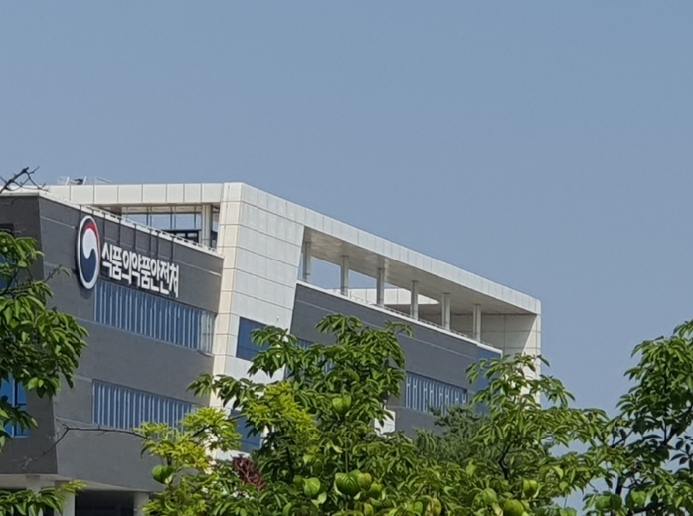 식약처, 물놀이 잦은 여름철…콘택트렌즈.관리용품 올바른 착용과 사용 안내 기사 이미지