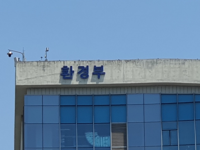 환경부, 2026년 1월부터 무색페트병에 재생원료 의무적으로 사용 기사 이미지