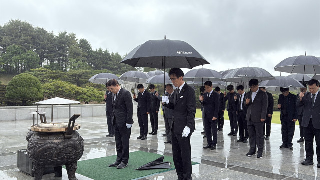 태극기로 전한 감사… 한국교육시설안전원, 국립현충원 묘역 봉사활동 현장